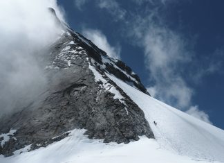 Naptej és polárpulcsi havas hegycsúcs