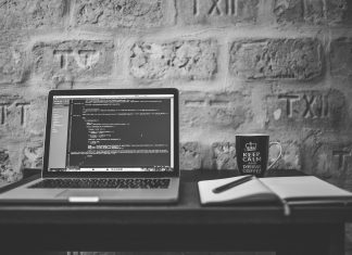 Új képzésekkel kell alkalmazkodni a piaci igényekhez Nyitott laptop, és füzet a jegyzeteknek.