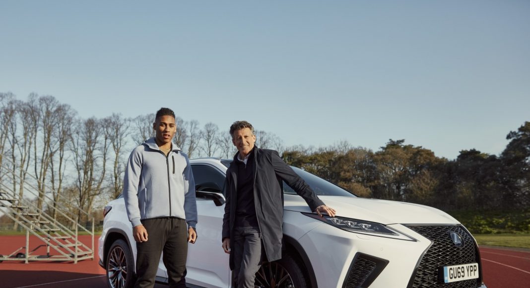 Sebastian Coe, a Nemzetközi Atlétikai Szövetség (World Athletics, WA) elnöke és Alex Haydock-Wilson egy Lexus RX F Sport autó előtt