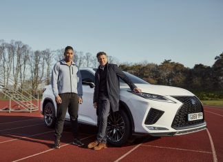 A nemzetközi atlétikai szövetség elnökének főszereplésével forgatott rövidfilmet a Lexus Sebastian Coe, a Nemzetközi Atlétikai Szövetség (World Athletics, WA) elnöke és Alex Haydock-Wilson egy Lexus RX F Sport autó előtt