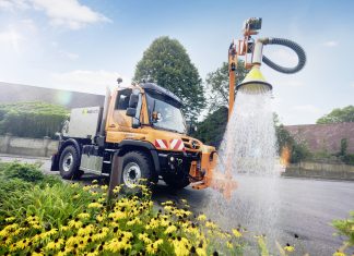 Hétköznapi hős a nyári hőségben: diszkóverda és locsolókocsi is lehet az Unimog