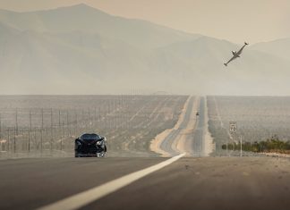 Sportkocsi, kilátással: rekorddöntés közben még repkednek is feletted (videó)