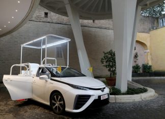 Ebből nem száll fehér füst: környezetbarát pápamobilt adtak át a Vatikánban