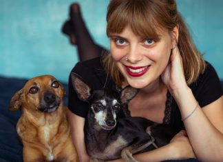 Ocztos Panka, a kutyákkal suttogó Ocztos Panka és Lutri (barna) Lapi (fekete) fotó: Vancsay András