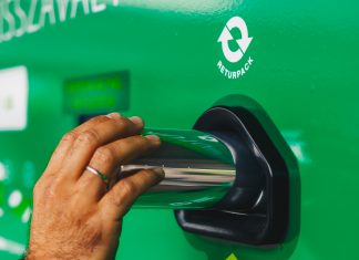 Szorgalmas a magyar, visszaváltja a sörösdobozt