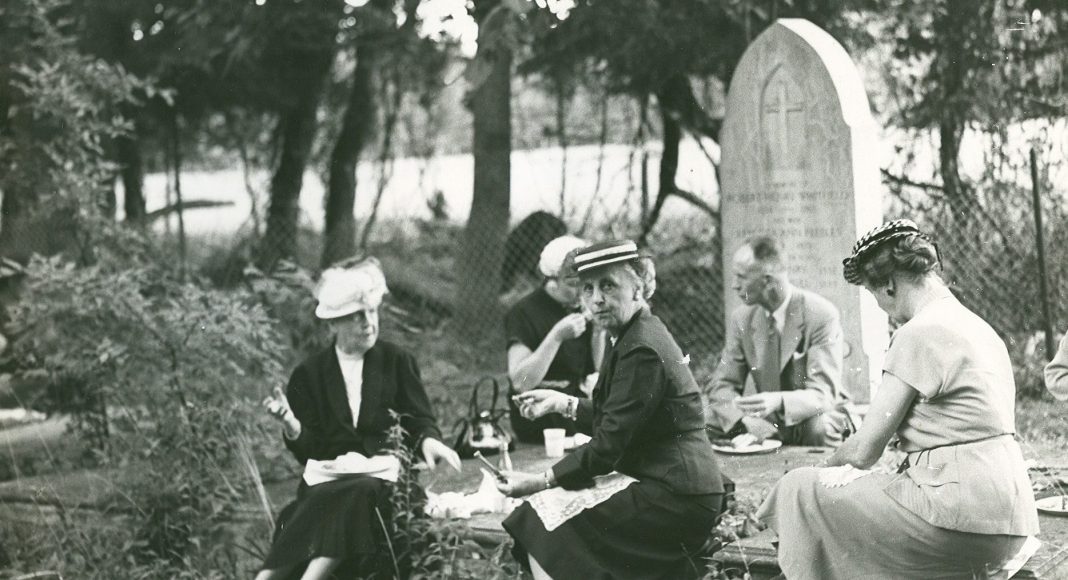 Piknikezők a Szent Luke temetőben 1957-ben