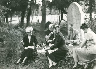 Morbid túrák Piknikezők a Szent Luke temetőben 1957-ben