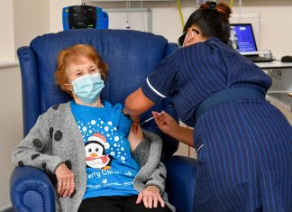 Egy 91 éves angol nő kapta az első koronavírus oltást – Elmondta a tapasztalatait