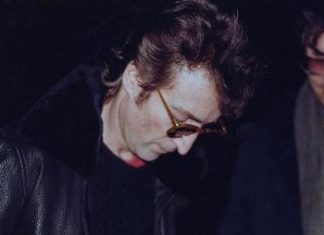 40 éve gyilkolták meg John Lennont Lennon amint autogramot ad későbbi gyilkosának Chapmannak mindössze hat órával a halála előtt