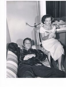 Elvis és Trude munka közben 1956 (c) James Forsher Estate