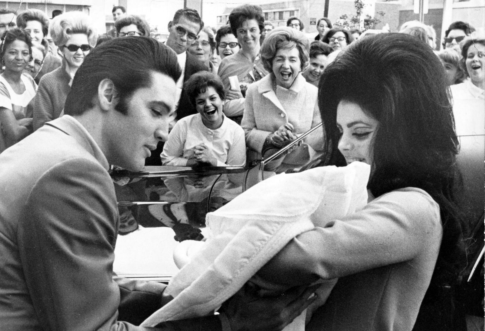 Elvis Presley és Priscilla az újszülött Lisa Marie-vel, 1968