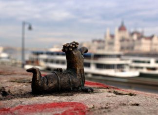 Kolodko Mihály miniszobraitól vidámabbak Budapest utcái Kolodko Mihály egyik miniszobra, a Főkukac a Bem rakparton
