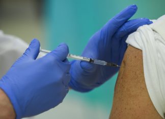 Márciusig maradnak a korlátozások Koronavírus oltás MTI/Czeglédi Zsolt