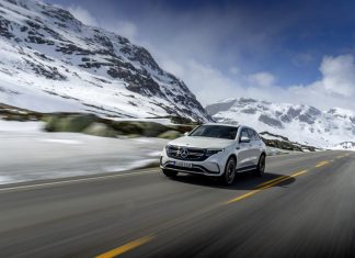 Új alapmodellt és sportverziót kap a népszerű luxusautó