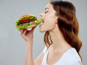 Hamburger evő nő