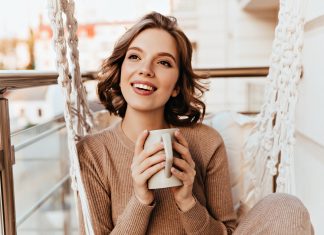 10 dolog ami 30 év felett mindannyiunk életében megváltozik 30 éves, gondtalan kávéző nő
