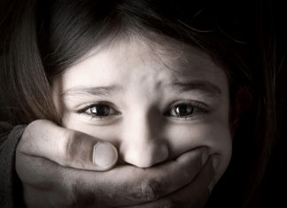 A bántalmazott gyermekeket védi a rendőrség új kihallgatási módszere Bántalmazott kislány