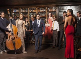 A férfi, aki a saját nappalijában ülve lett sztár Scott Bradlee és a PMJ -