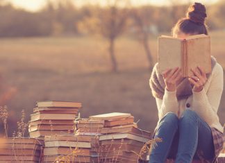 Minden idők legnagyobb bestsellerei – a legtöbbet eladott könyvek a világon Nő olvas a mezőn