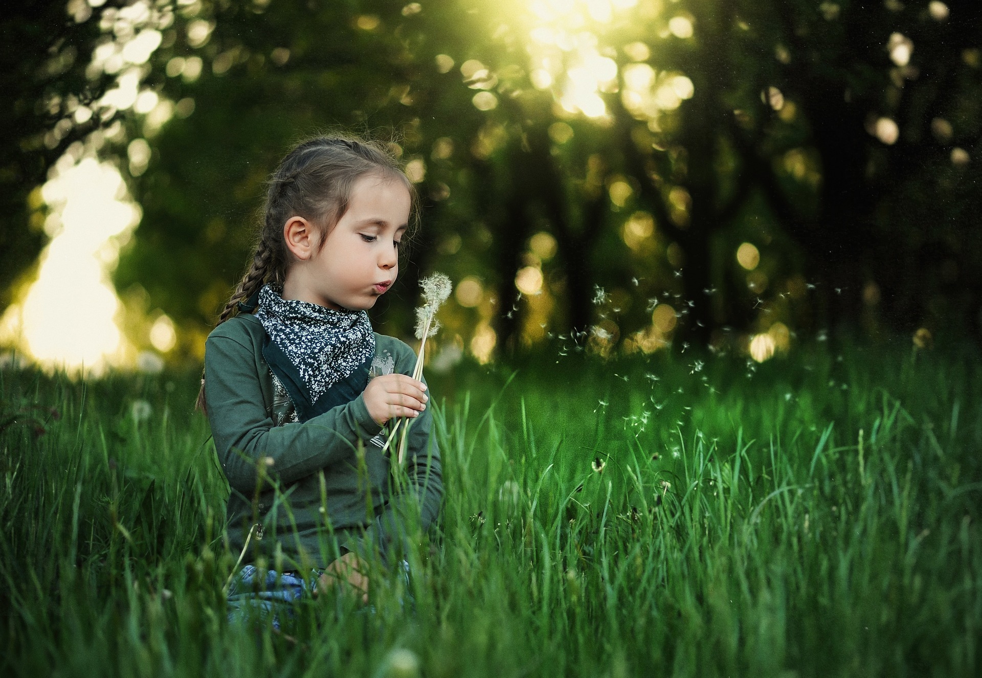 kislány a fűben - forrás: pixabay