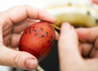 Húsvéti tojás-körkép és online hímestojások Mészáros Józsefné tojásfestő írókázással készít beregi aranyporos tojást a Kállay Gyűjtemény épületében rendezett Tojásvarázs című kiállításon Nyíregyházán 2021. március 31-én. MTI/Balázs Attila