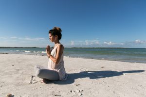 Nő meditál a tengerparton