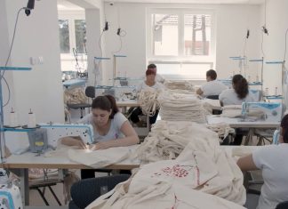 A Máltai Szeretetszolgálat filmje megmutatja, hogy változtatja meg egy falu életét a jó segítség Tiszaburai varroda - forrás: Jelenlét dokumentumfilm