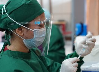 Az oltás véd, csökkent a megbetegedések száma, de a vírus még velünk van hatékonyak a koronavírus vakcinák