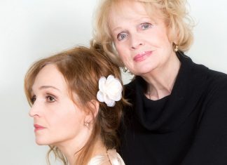 Követték édesanyjukat a színpadon és milyen jól tették!