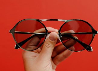 Hogyan válasszunk napszemüveget, ha biztonságban szeretnénk tudni szemeinket?