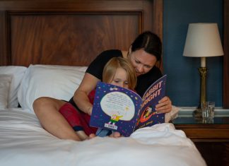 Mindent az estimeséről: szakértők mondják el, miért fontos a meseolvasás!