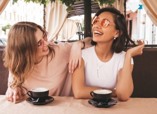 5 különleges hely Budapesten, amit kár lenne kihagyni Két fiatal nő kávézóban Budapest