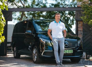 Kiss Gergely egy Mercedes-Benz EQV volánja mögött ismerkedik az elektromobilitással