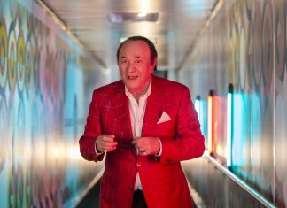 Újraforgatta Korda György Reptér című dalának 40 éves videóklipjét a Budapest Airport