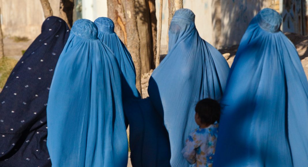 afgán nők burkában
