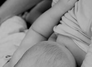 Augusztus 1-én van az anyatejes táplálás világnapja, sztárok tettek közzé szoptatós fotókat