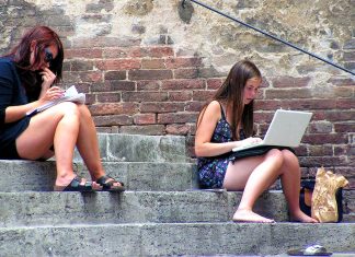 Ideje felkészülni az iskolakezdésre – digitális vagy offline család?