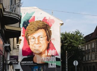 Elkészült az ötemeletes Karikó-falfestmény – a tudós meglepődött