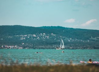 Így nyaralunk: még mindig sokan dolgoznak a szabadság alatt, de többet és hosszabb időre utaznak a magyarok