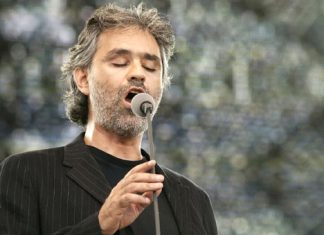 Andrea Bocelli olasz tenorista 63 éve született