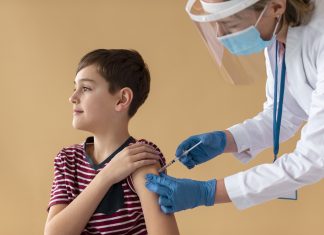 Létfontosságú a tinédzserek beoltása a járványszakértő szerint Oltást kap egy gyerek