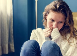 Az árulkodás valójában segítségkérés lány-szomorú-bántalmazás