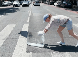 Mázsás jégtömböt tolt keresztül Budapesten Kováts Adél