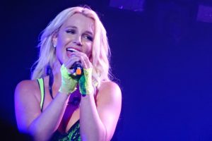 Britney Spears énekel