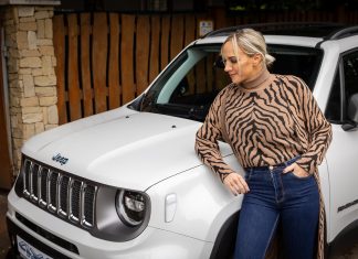 Egyedi autóval lepte meg Tóth Gabit Krausz Gábor és a JEEP