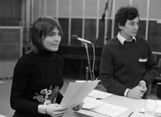 Mindenki Kovács Katija- őt ünnepeljük mikrofon elött