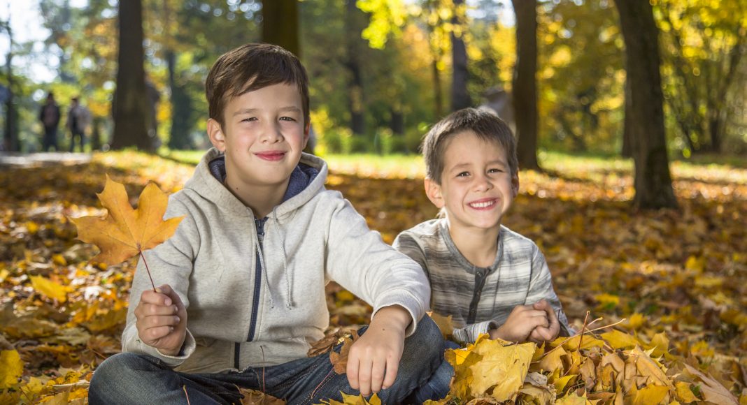Két kisfiú ősszel