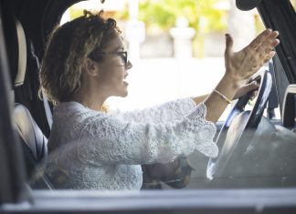 Az agresszív viselkedés az utakon egyáltalán nem menő nő-vezető-kiabál