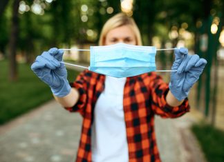 Karanténba zárhatják az oltatlanokat Ausztriában Fiatal nő maszkkal