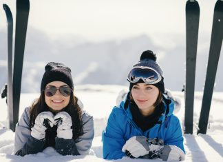 Síelnél itthon? – A legjobb sípályák Magyarországon Síelő nők